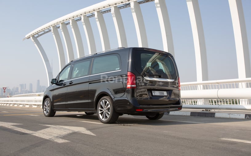 Mercedes V250 (Negro), 2023 para alquiler en Abu Dhabi
