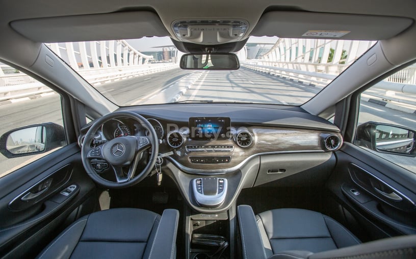 Mercedes V250 (Negro), 2023 para alquiler en Abu Dhabi