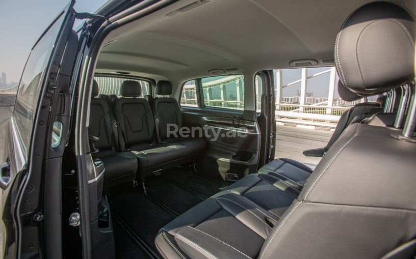 Mercedes V250 (Negro), 2023 para alquiler en Abu Dhabi