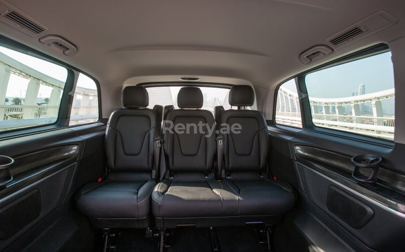 Mercedes V250 (Negro), 2023 para alquiler en Abu Dhabi