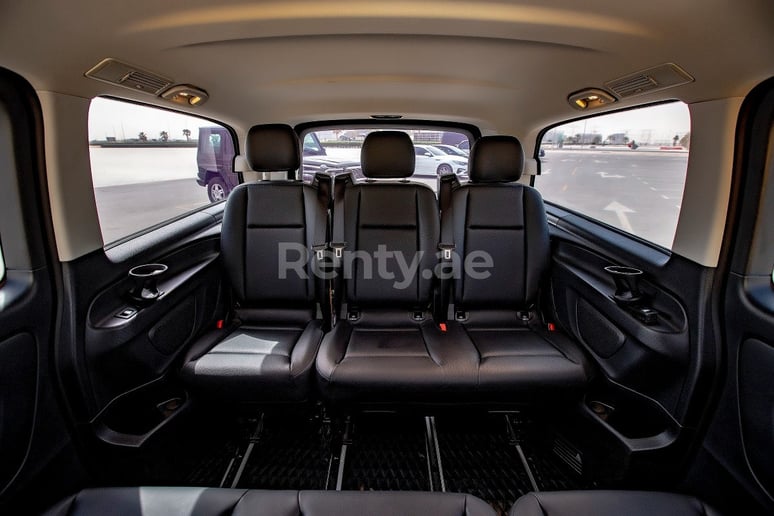 Dubai'de kiralık Mercedes VITO (Siyah), 2021