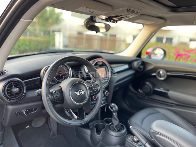 Mini Cooper (Negro), 2019 para alquiler en Dub&aacute;i