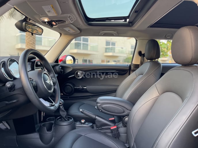 Mini Cooper (Negro), 2019 para alquiler en Dub&aacute;i