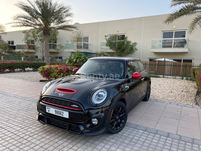 Mini Cooper (Negro), 2019 para alquiler en Dub&aacute;i