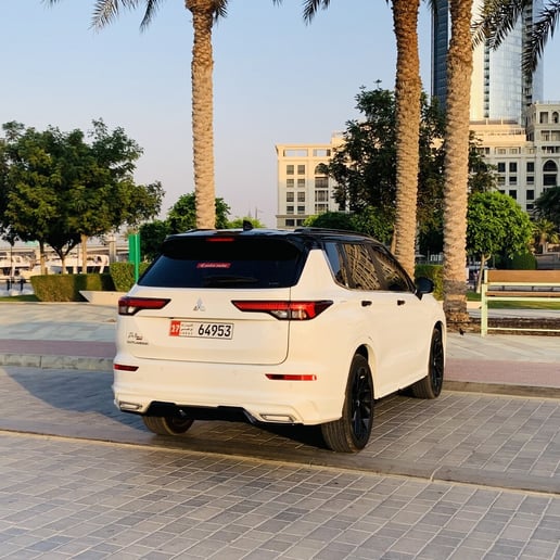Mitsubishi Outlander (Wit), 2025 te huur in Dubai