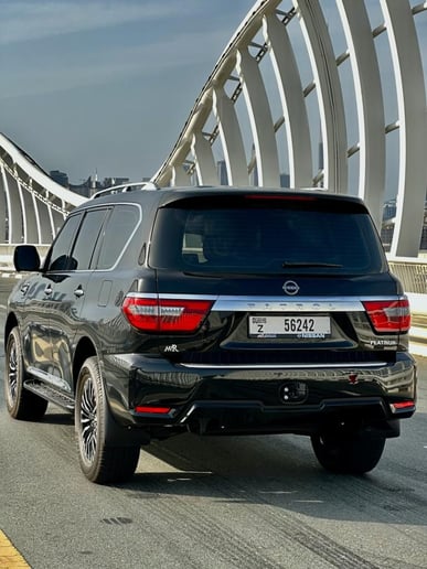 Nissan Patrol Platinum (Черный), 2023 для аренды в Дубай