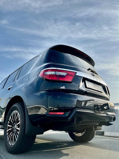Nissan Patrol Platinum (Черный), 2023 для аренды в Дубай