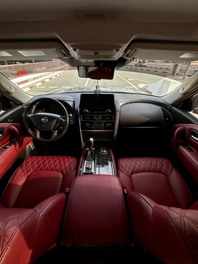 Nissan Patrol Platinum (Черный), 2023 для аренды в Дубай