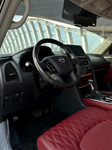Nissan Patrol Platinum (Черный), 2023 для аренды в Дубай