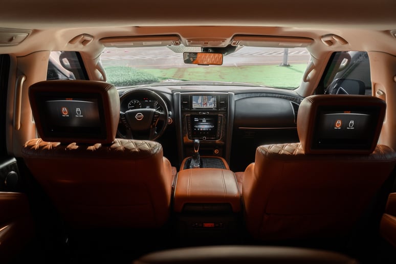 Nissan Patrol V8 (Nero), 2020 in affitto a Abu Dhabi