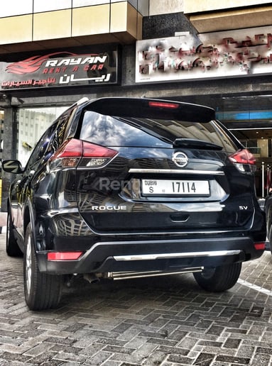 Nissan Rogue (Negro), 2018 para alquiler en Dub&aacute;i