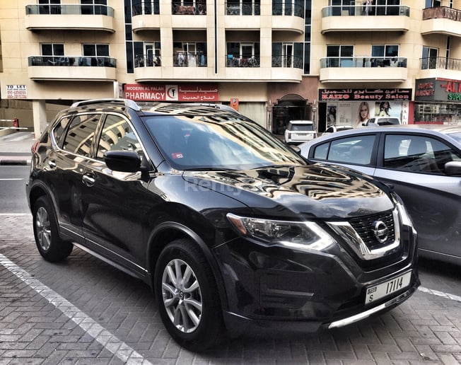 Nissan Rogue (Negro), 2018 para alquiler en Dub&aacute;i
