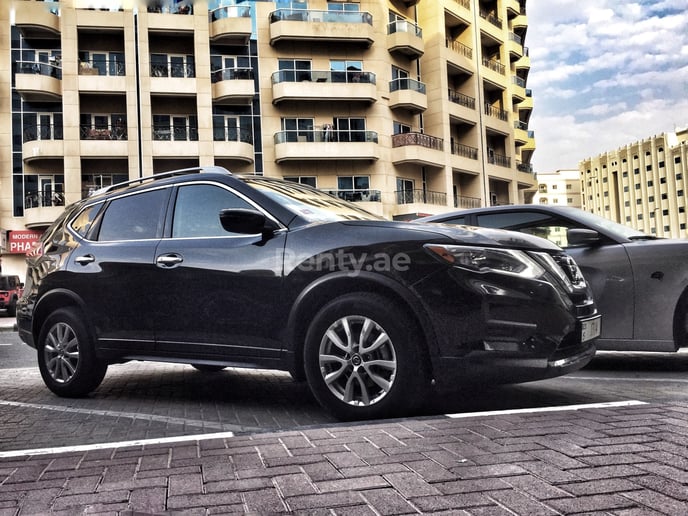 Nissan Rogue (Negro), 2018 para alquiler en Dub&aacute;i