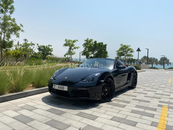 Porsche Boxster 718 (Schwarz), 2022  zur Miete in Ras Al Khaimah