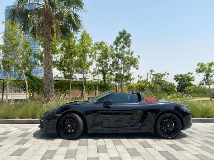 Porsche Boxster 718 (Schwarz), 2022  zur Miete in Ras Al Khaimah