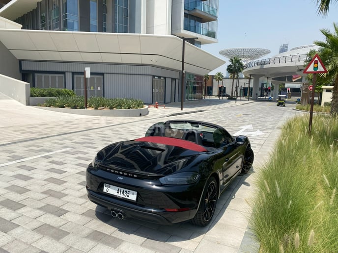 Porsche Boxster 718 (Schwarz), 2022  zur Miete in Ras Al Khaimah