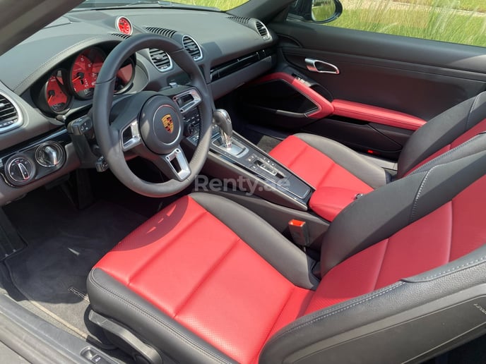 Porsche Boxster 718 (Schwarz), 2022  zur Miete in Ras Al Khaimah