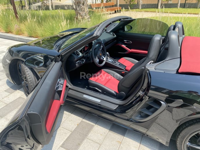 Porsche Boxster 718 (Schwarz), 2022  zur Miete in Ras Al Khaimah