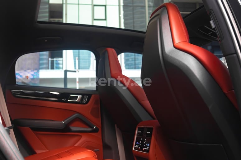 Porsche Cayenne coupe S (Черный), 2022 для аренды в Шарджа
