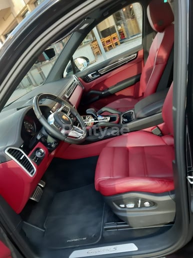 Porsche Cayenne S (Schwarz), 2019  zur Miete in Dubai