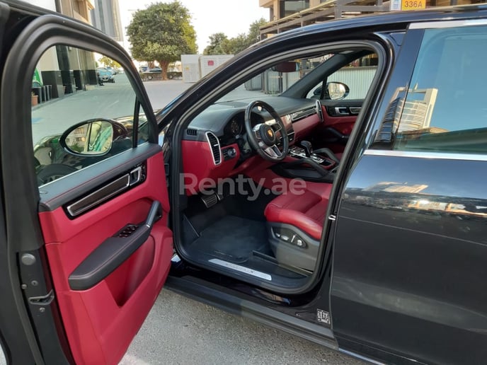 Porsche Cayenne S (Schwarz), 2019  zur Miete in Dubai