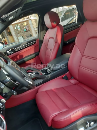 Porsche Cayenne S (Schwarz), 2019  zur Miete in Dubai