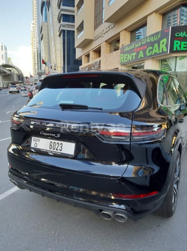 Porsche Cayenne S (Schwarz), 2019  zur Miete in Dubai