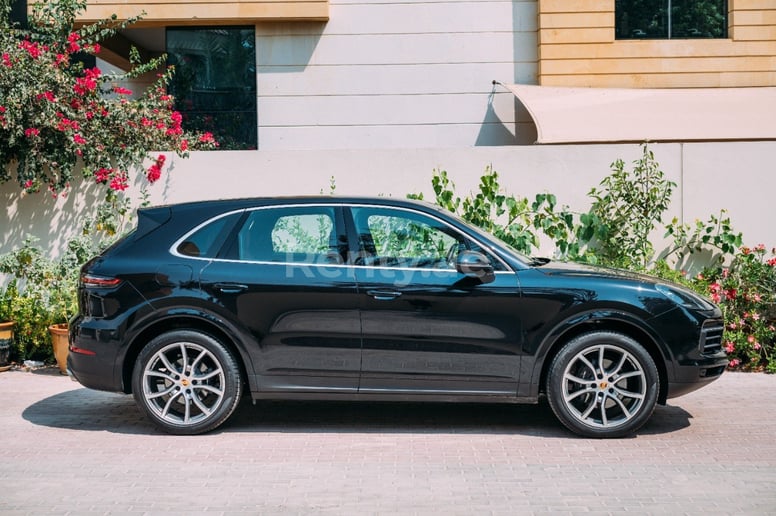 Porsche Cayenne (Черный), 2019 для аренды в Дубай