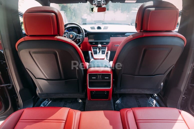 Porsche Cayenne (Черный), 2019 для аренды в Дубай
