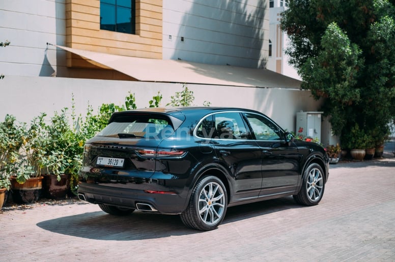 Porsche Cayenne (Черный), 2019 для аренды в Дубай