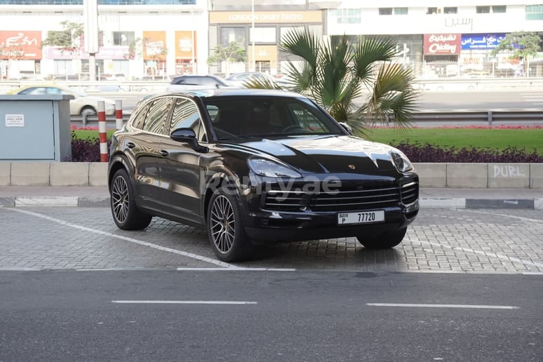Porsche Cayenne (Schwarz), 2019  zur Miete in Sharjah