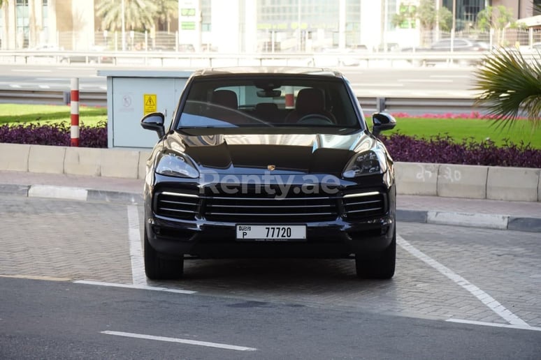 Porsche Cayenne (Schwarz), 2019  zur Miete in Sharjah