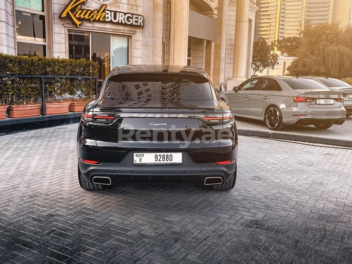 Porsche Cayenne (Черный), 2021 для аренды в Дубай
