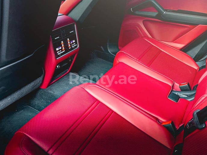 Porsche Cayenne (Черный), 2021 для аренды в Дубай