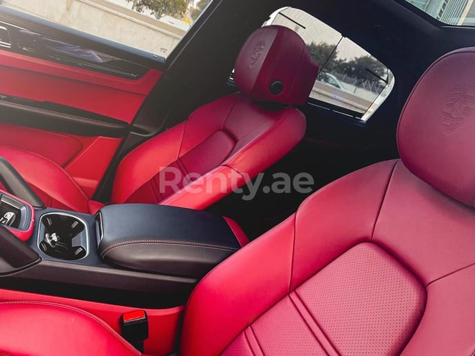 Porsche Cayenne (Черный), 2021 для аренды в Дубай