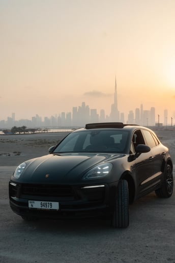 Porsche Macan Platinum (Черный), 2022 для аренды в Шарджа