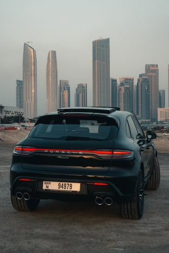 Porsche Macan Platinum (Черный), 2022 для аренды в Шарджа