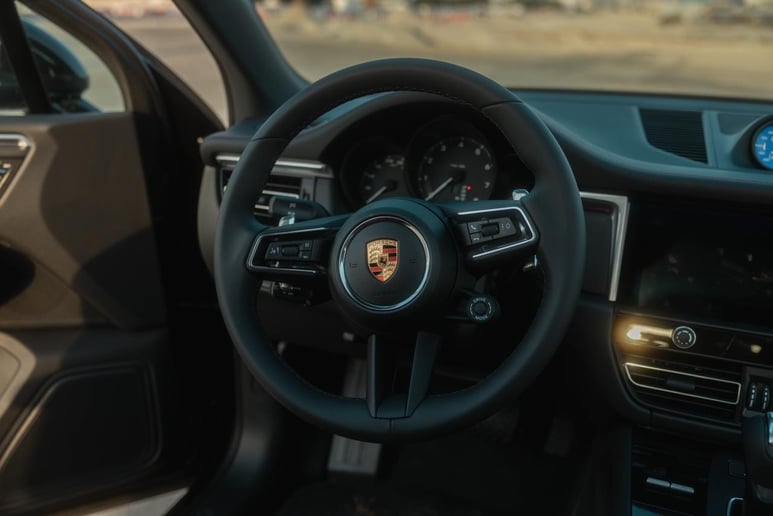 Porsche Macan Platinum (Черный), 2022 для аренды в Шарджа
