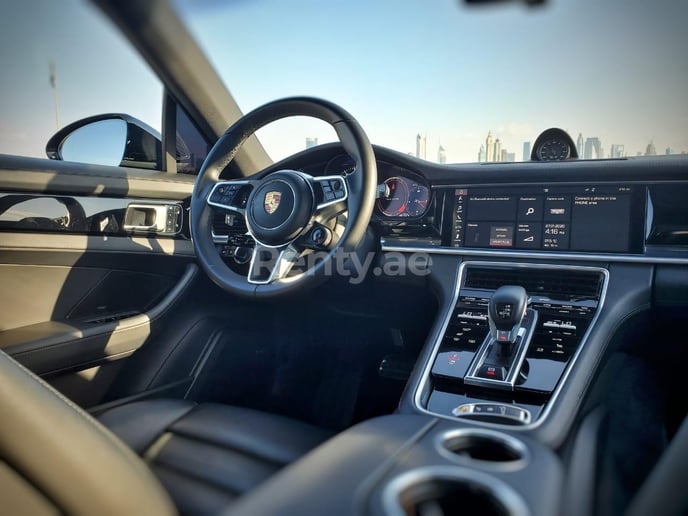 Porsche Panamera 4S (Nero), 2020 in affitto a Dubai