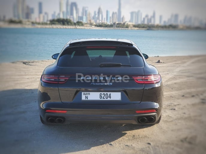 Porsche Panamera 4S (Nero), 2020 in affitto a Dubai
