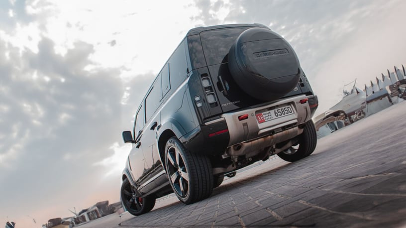 Range Rover Defender (Schwarz), 2023  zur Miete in Abu Dhabi