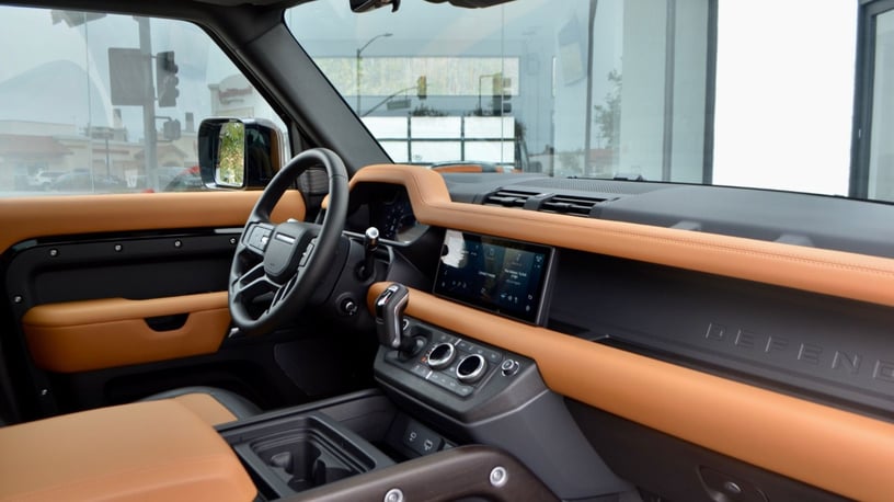 Range Rover Defender (Schwarz), 2023  zur Miete in Abu Dhabi