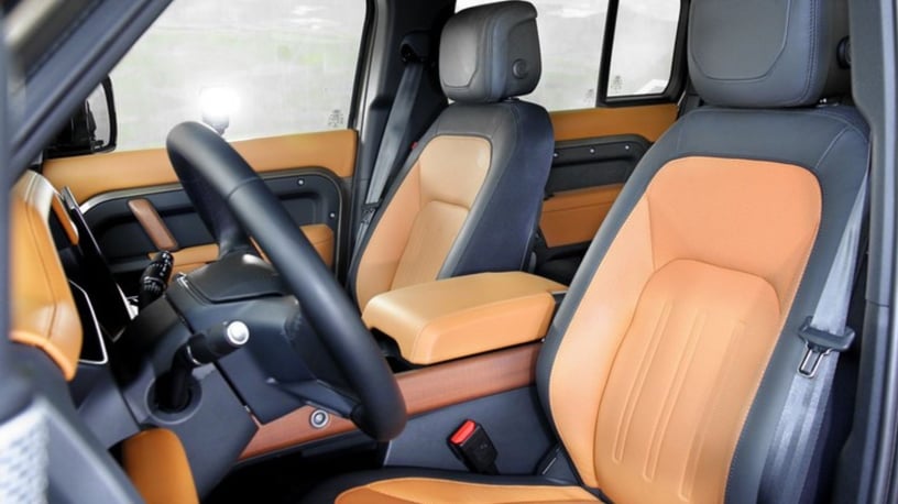 Range Rover Defender (Schwarz), 2023  zur Miete in Abu Dhabi