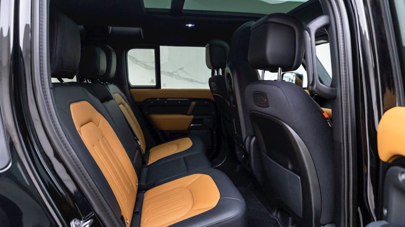 Range Rover Defender (Schwarz), 2023  zur Miete in Abu Dhabi
