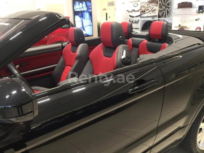 在迪拜 租 路虎揽胜Evoque (黑色), 2021