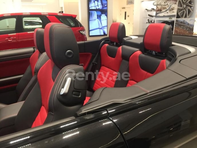 在迪拜 租 路虎揽胜Evoque (黑色), 2021