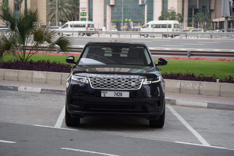 Range Rover Velar (Черный), 2019 для аренды в Шарджа