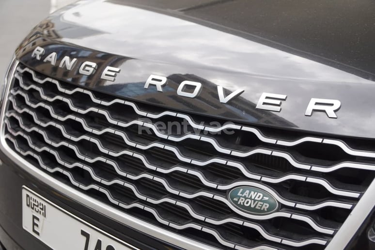 Range Rover Velar (Черный), 2019 для аренды в Шарджа