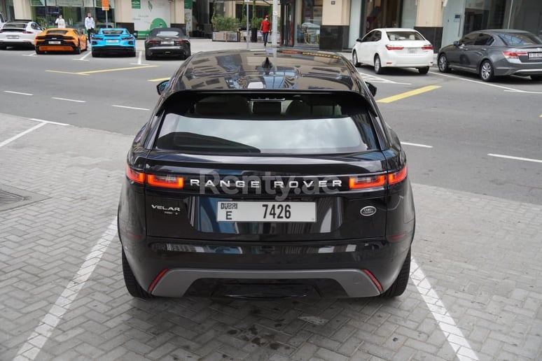 Range Rover Velar (Черный), 2019 для аренды в Шарджа
