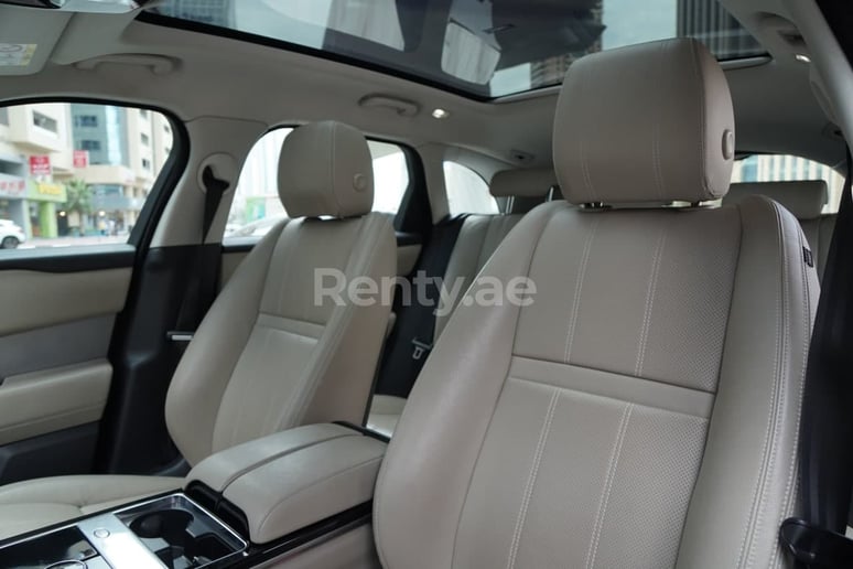 Range Rover Velar (Черный), 2019 для аренды в Шарджа